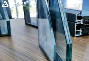 Hollow laminated glass